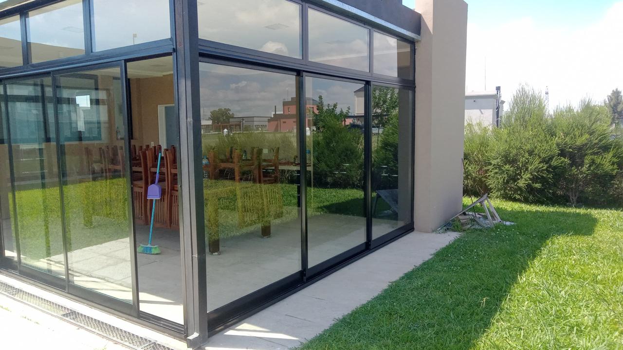 Cerramientos de aluminio a medida con DVH en vivienda moderna
